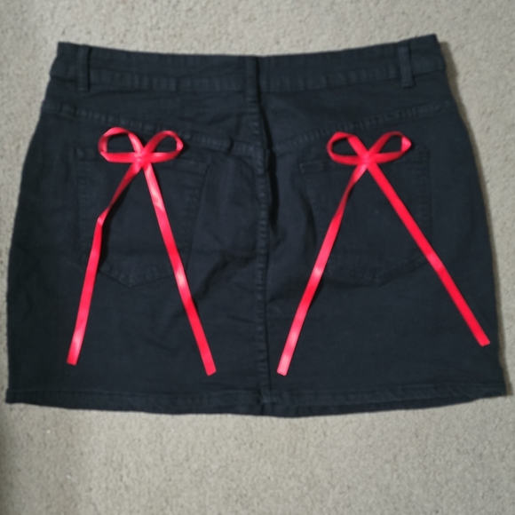 Chic Black Denim Mini Skirt - Picture 2 of 2